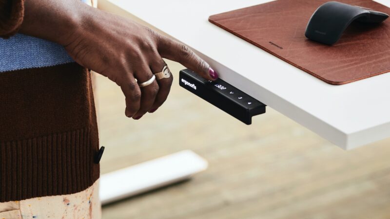 Höj och sänkbara skrivbord för bättre ergonomi
