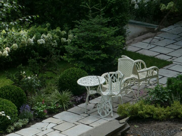 Skapa Din Drömträdgård med Trädgårdsmöbler i Smide, Vilstolar och Trädgårdsurnor