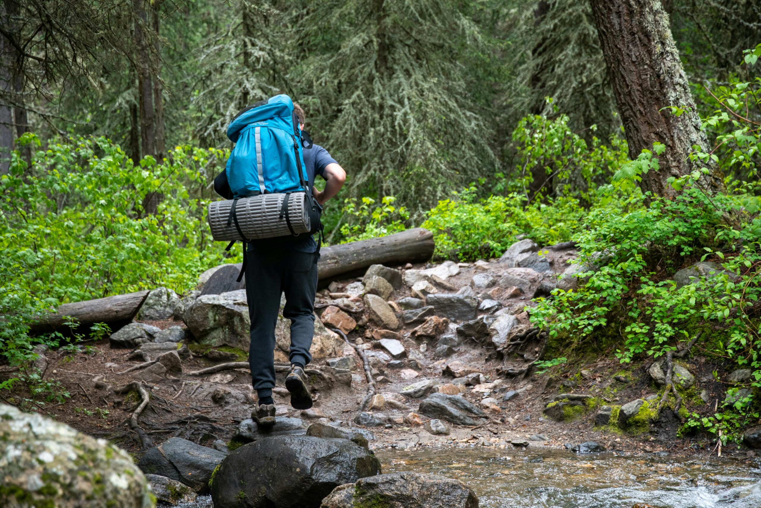 Vandringsryggsäck och trailskor perfekta för ditt äventyr